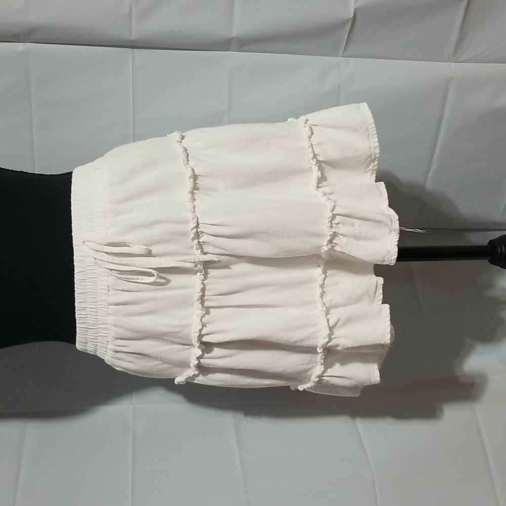 Cute white fully lined skirt with ruffles.